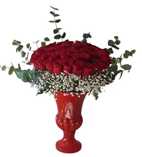 Kırmızı Kadeh Vazoda 50 Adet Gül